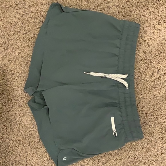 Vuori size large Lightweight, ultra stretch performance woven facbric - Picture 1 of 7